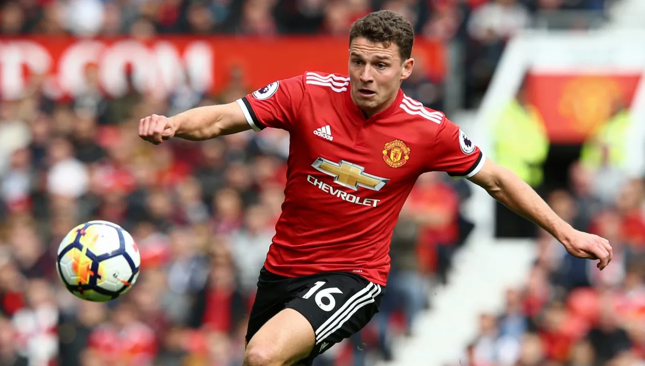 Роль Пола Скоулза в Манчестер Юнайтед, тактика центра поля, трофеи, статистика и влияние на игру команды.